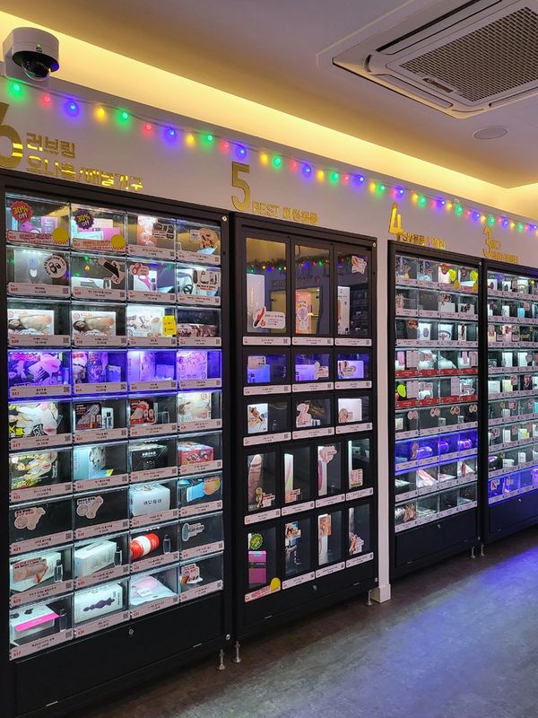 君子 アダルトグッズ店SHYMANの自動販売機ゾーン、バイブ·オナホール·女性用グッズの番号付き自動販売機